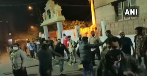 (India) Muslims form human chain to guard temple in DJ Halli after Bengaluru violence