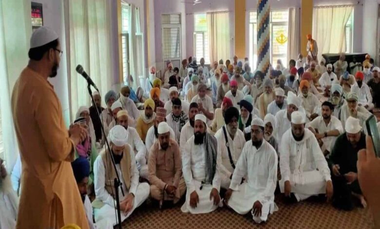 Hindus and Sikhs build a mosque for Muslim Families